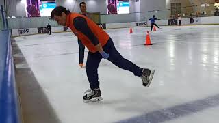 Aprendiendo a patinar sobre hielo Lección 1 Primeros pasos básicos [upl. by Erotavlas219]